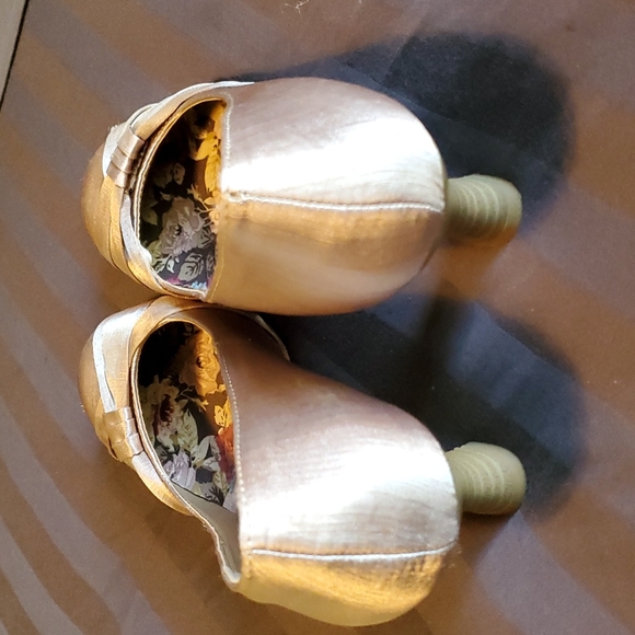 Ladies Jellypop heels, size 9, gold fabric, low heel - Picture 4 of 12